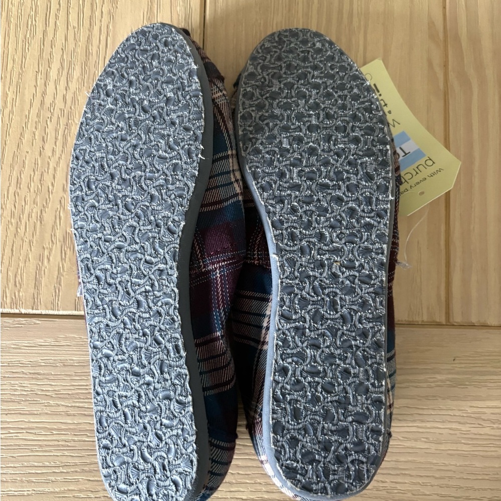 Brand New with Tags Women’s Plaid Toms - Picture 3 of 3